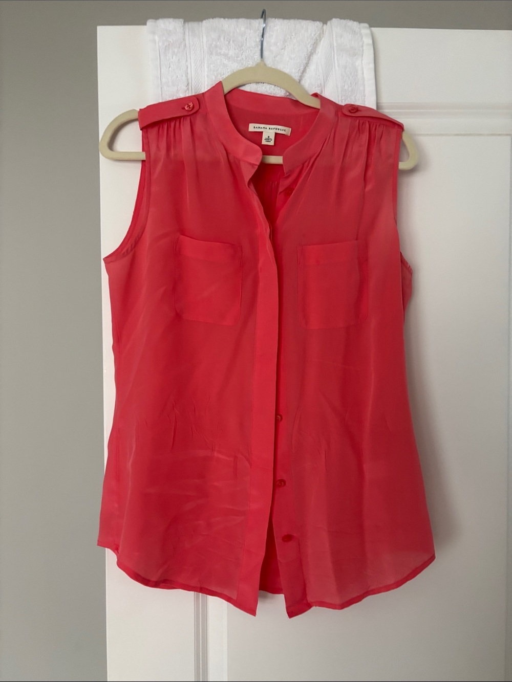Banana Republic Coral Sleeveless Button-Front Shell. 100% Silk